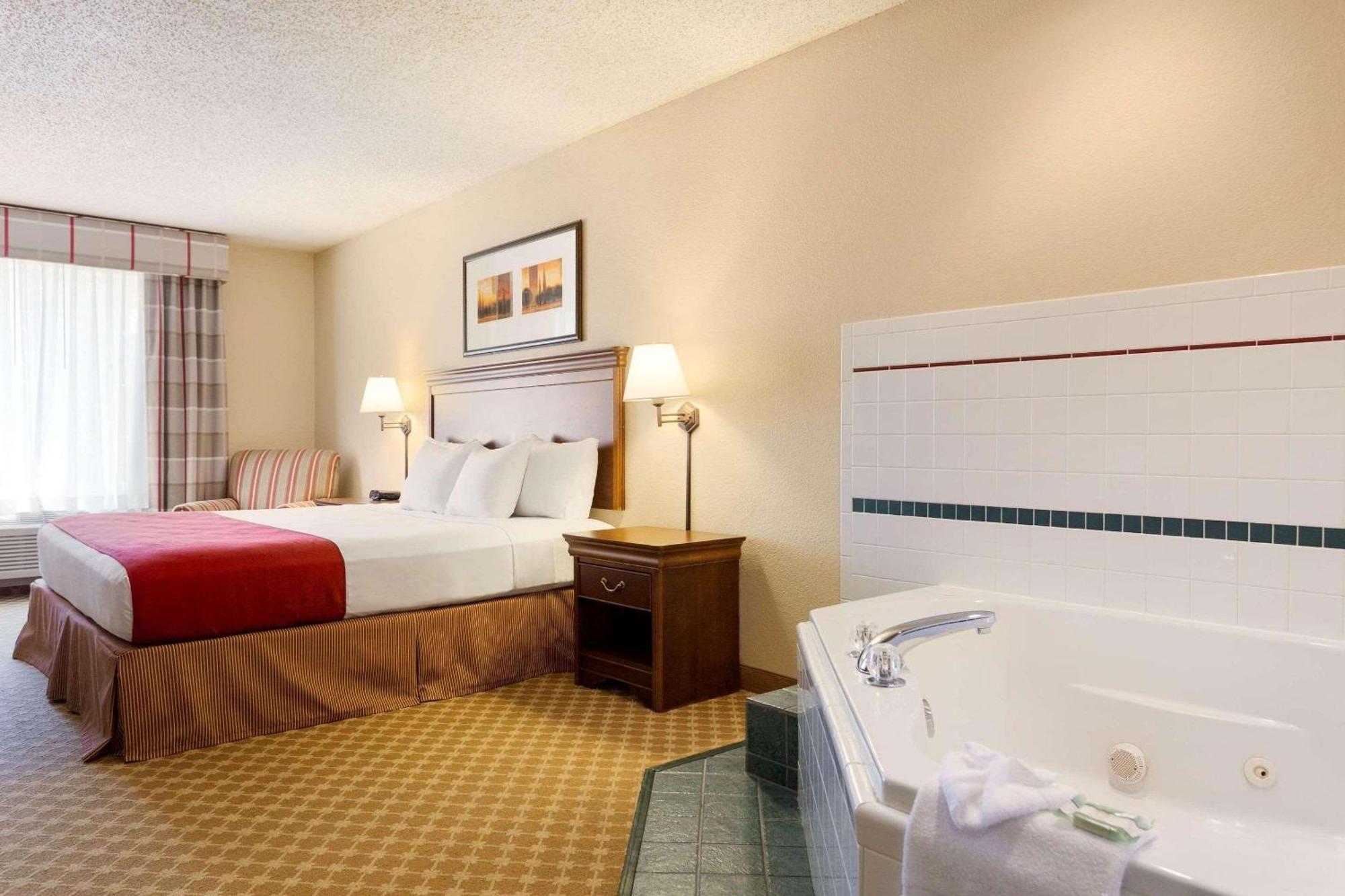 Country Inn & Suites By Radisson, Nevada, Mo Екстер'єр фото