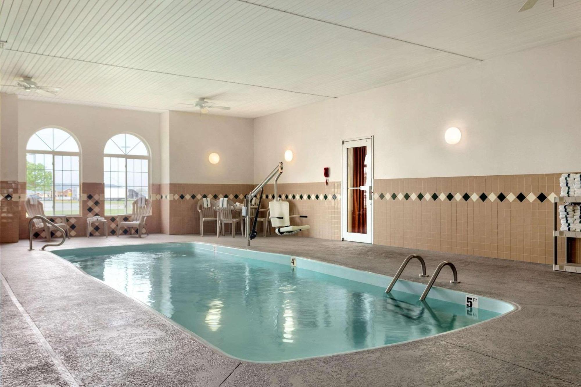 Country Inn & Suites By Radisson, Nevada, Mo Екстер'єр фото