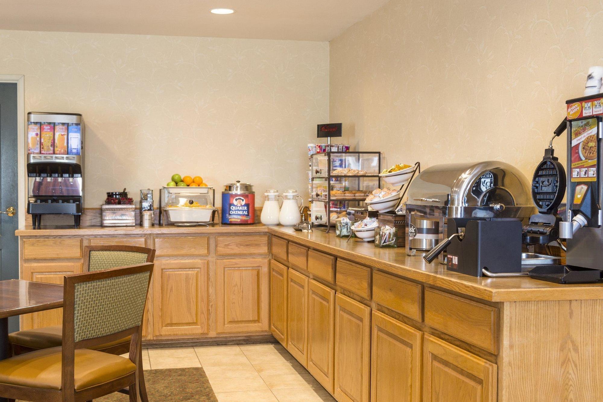 Country Inn & Suites By Radisson, Nevada, Mo Екстер'єр фото