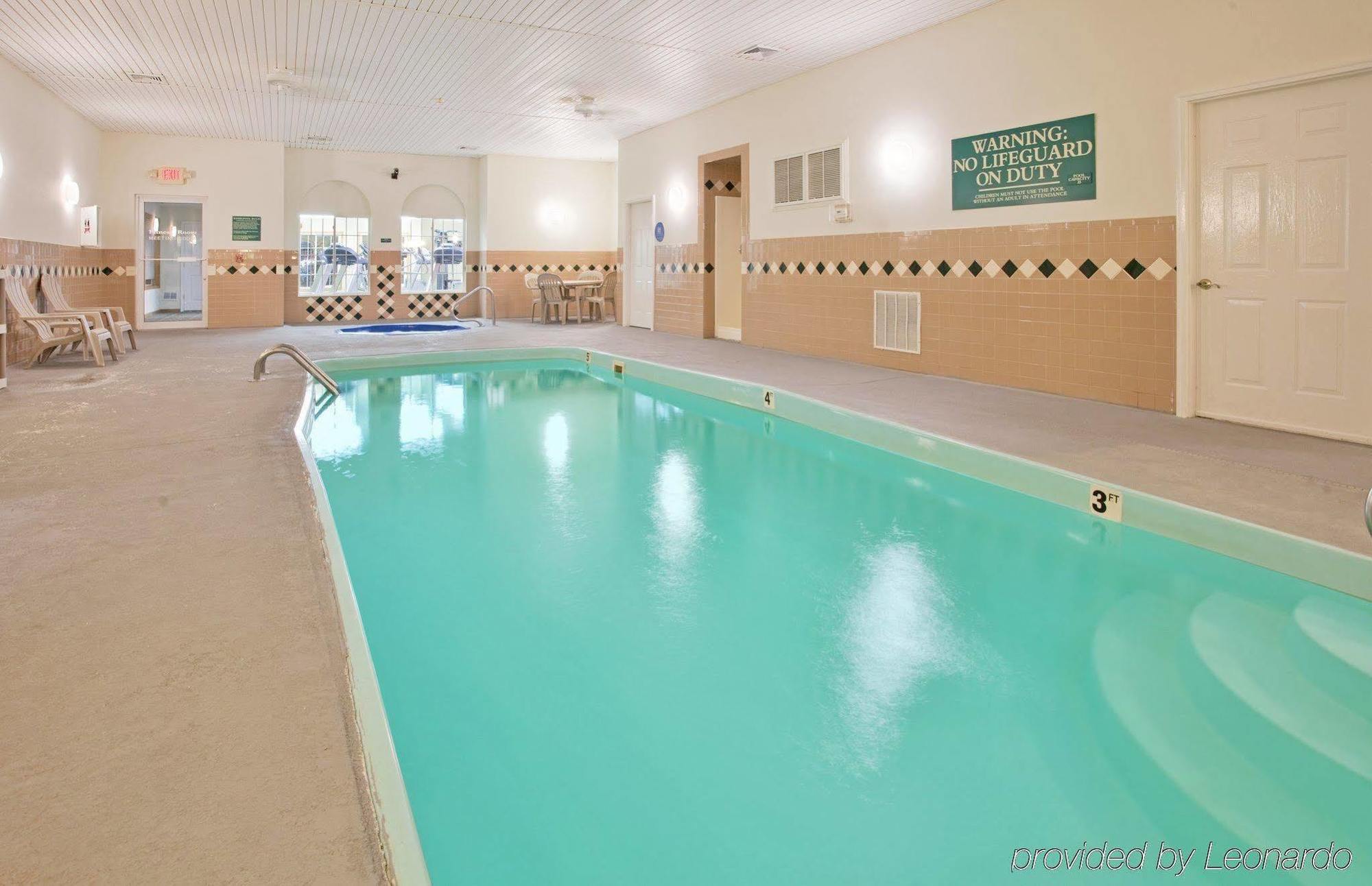 Country Inn & Suites By Radisson, Nevada, Mo Екстер'єр фото